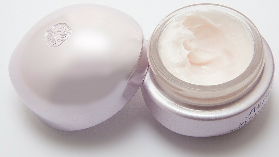 Creme cosmético em pote aberto, imagem ilustrativa para explicar textura e aplicação