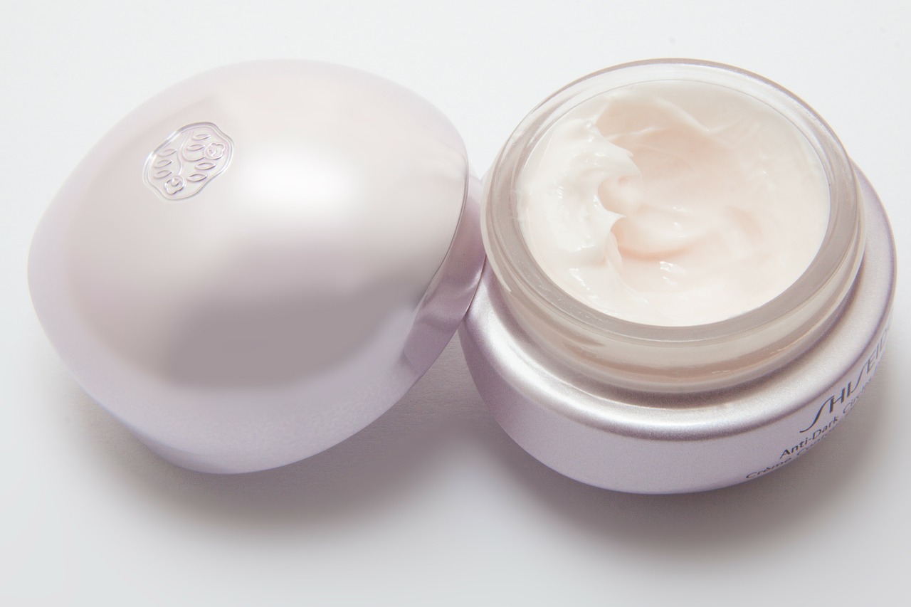 Creme cosmético em pote aberto para cuidados da pele.