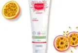 Creme Estrias Mustela Maternité 250 ml em imagem oficial com maracujá ao redor da embalagem