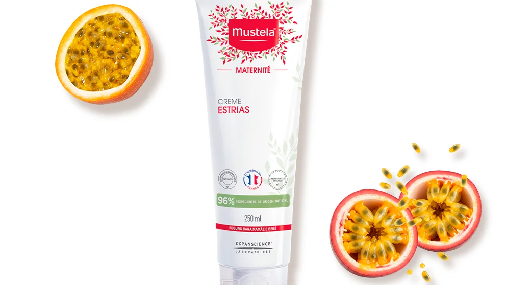 Creme Estrias Mustela Maternité 250 ml em imagem oficial com maracujá ao redor da embalagem