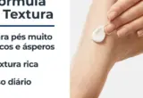 Aplicação de creme hidratante no pé, imagem ilustrativa da rotina de cuidado