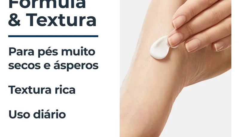 Aplicação de creme hidratante no pé, imagem ilustrativa da rotina de cuidado