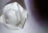 Cristal transparente de alúmen fotografado em detalhe; imagem ilustrativa do mineral usado em alguns desodorantes cristal.