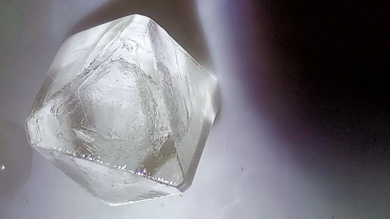 Cristal transparente de alúmen fotografado em detalhe; imagem ilustrativa do mineral usado em alguns desodorantes cristal.