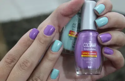 Mãos com unhas pintadas segurando dois frascos de esmalte em uma cena ilustrativa de manicure