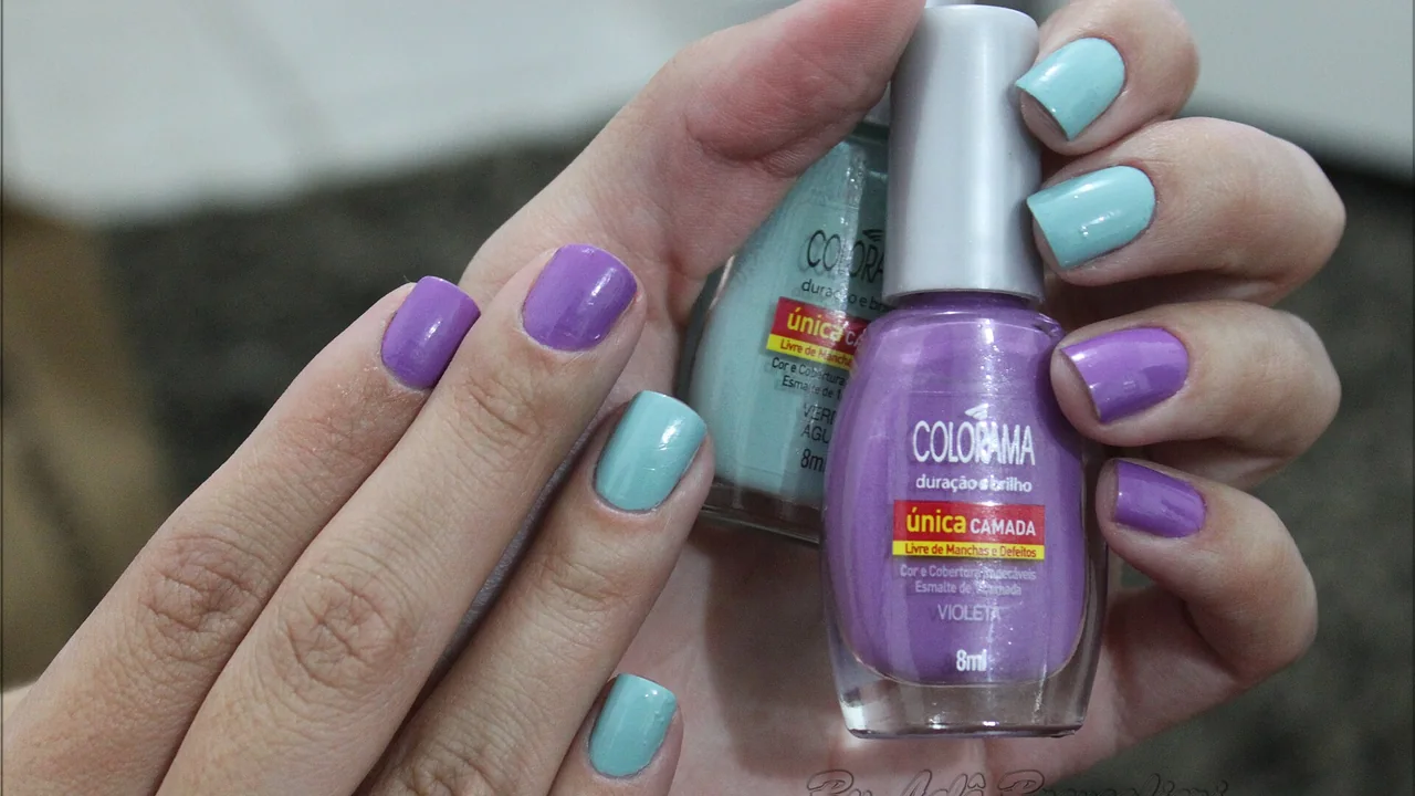 Mãos com unhas pintadas segurando dois frascos de esmalte em uma cena ilustrativa de manicure