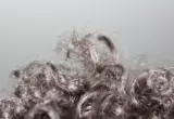 Close ilustrativo de cabelos cacheados com textura e fios arrepiados
