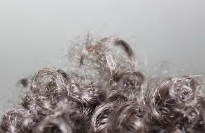 Close ilustrativo de cabelos cacheados com textura e fios arrepiados