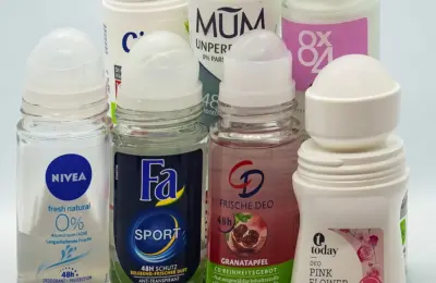Imagem ilustrativa com diferentes embalagens roll-on e esferas aplicadoras