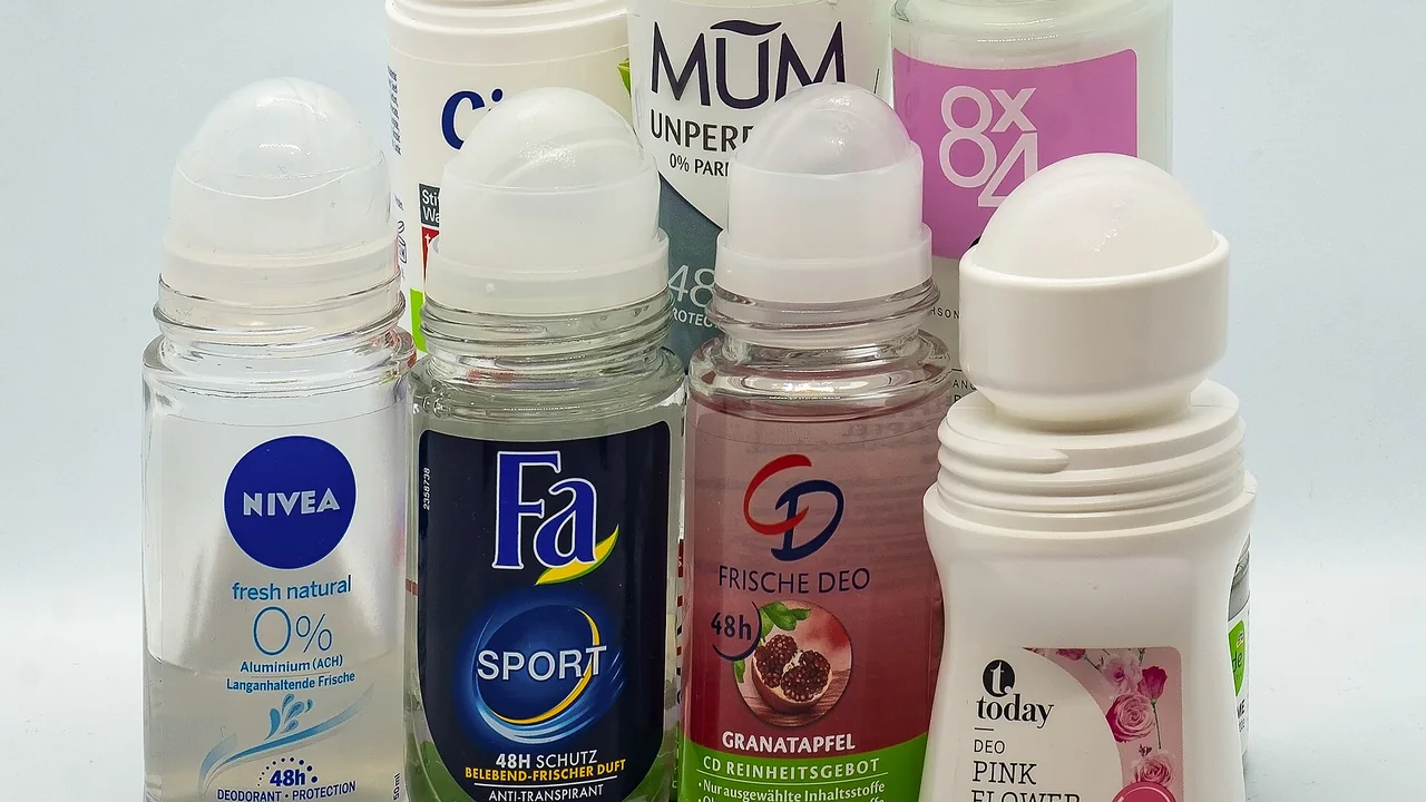 Imagem ilustrativa com diferentes embalagens roll-on e esferas aplicadoras