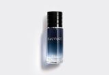 Frasco azul do Dior Sauvage Eau de Toilette sobre fundo claro