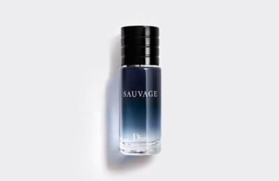 Frasco azul do Dior Sauvage Eau de Toilette sobre fundo claro