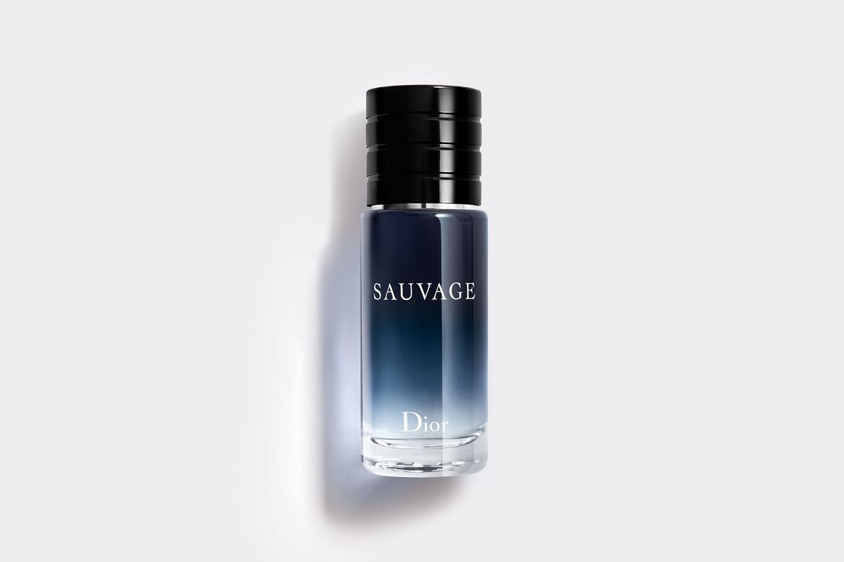 Frasco azul do Dior Sauvage Eau de Toilette sobre fundo claro