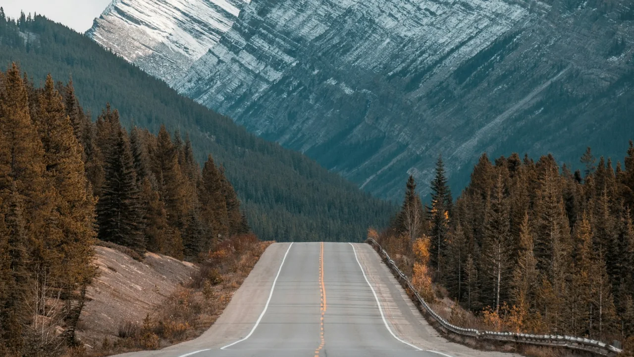 Estrada em uma paisagem montanhosa, imagem ilustrativa para representar uma direção olfativa de perfume.