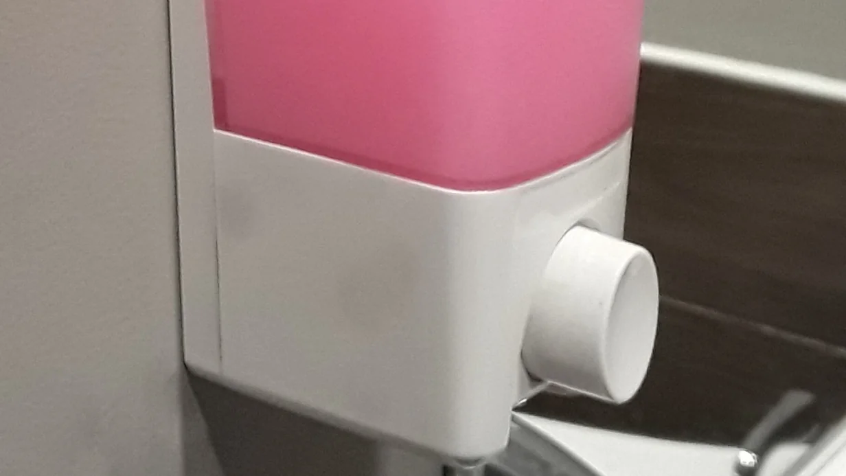 Bico de dispenser de sabonete líquido, imagem ilustrativa para explicar formatos de limpeza.