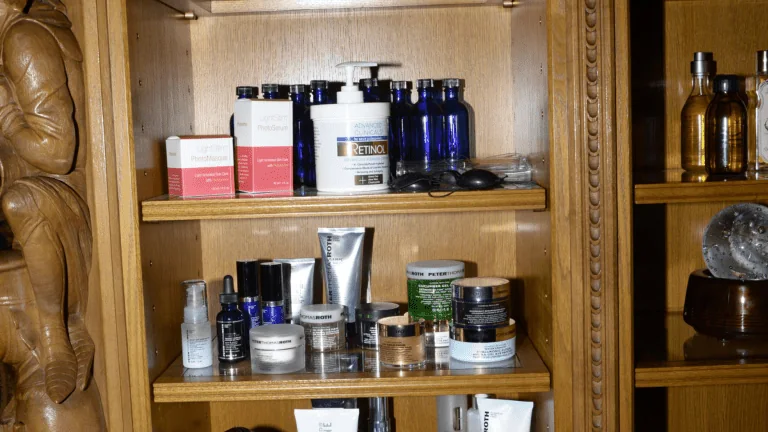 Produtos de skincare em uma prateleira, imagem ilustrativa para contextualizar a escolha de cosméticos