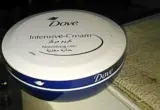 Pote de creme Dove Intensive-Cream em foto ilustrativa de um cosmético, sem relação específica com postbióticos