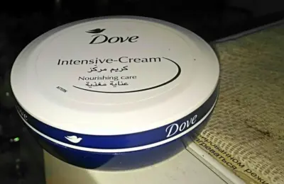 Pote de creme Dove Intensive-Cream em foto ilustrativa de um cosmético, sem relação específica com postbióticos