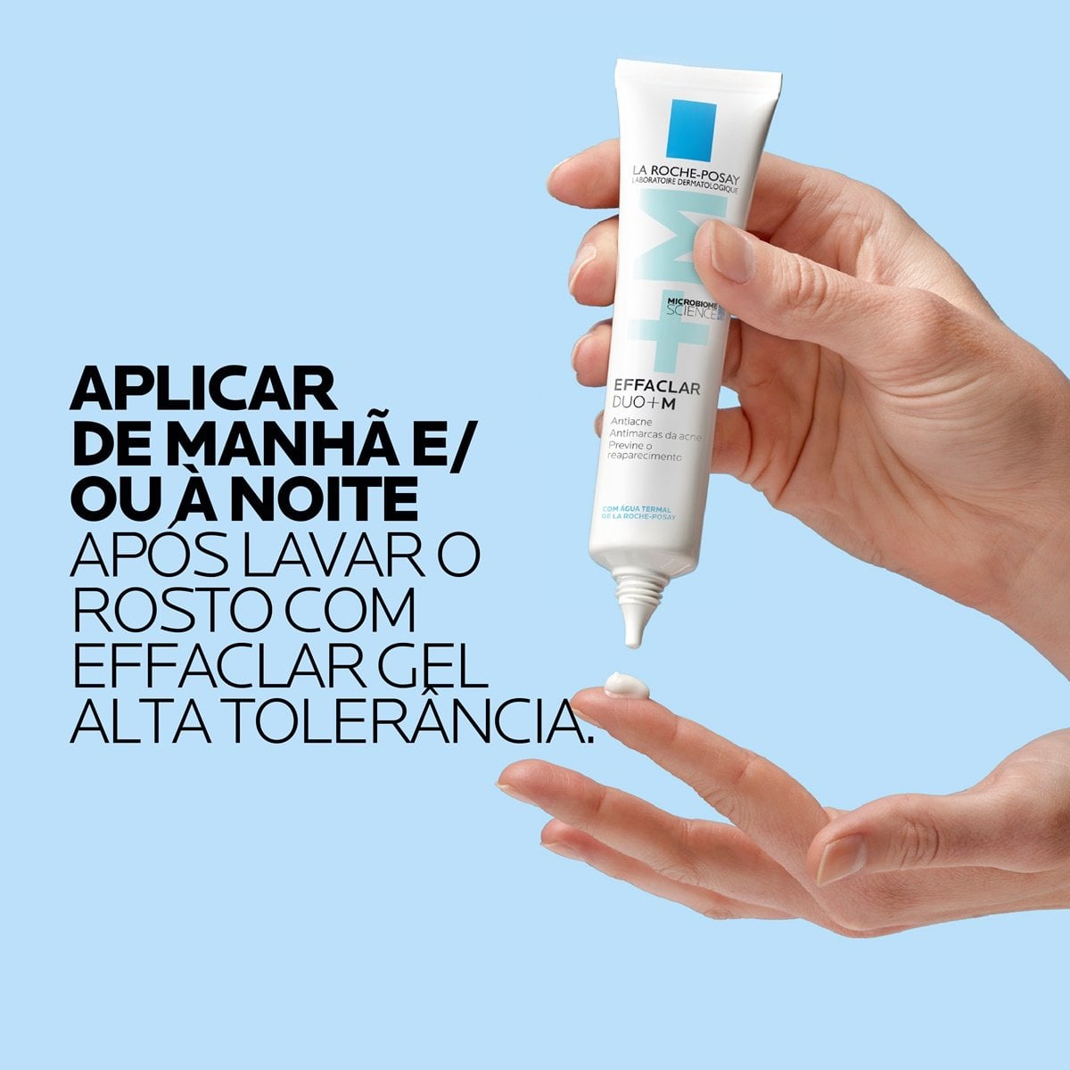Mãos segurando o tubo do Effaclar Duo+M e uma pequena quantidade do creme em gel