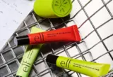 Coleção de três lip balms e.l.f. Glow Reviver inspirados em picles