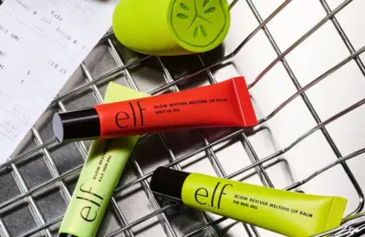 Coleção de três lip balms e.l.f. Glow Reviver inspirados em picles