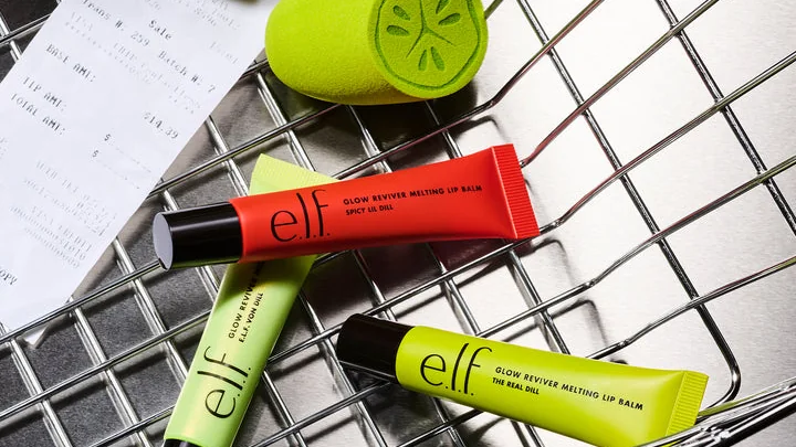Coleção de três lip balms e.l.f. Glow Reviver inspirados em picles