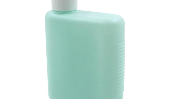 Frasco cosmético sem rótulo em fundo claro, usado como ilustração de embalagem