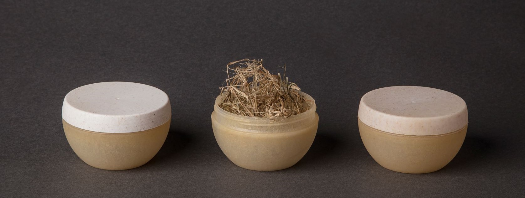 Potes de embalagem cosmética em material composto com uma unidade aberta