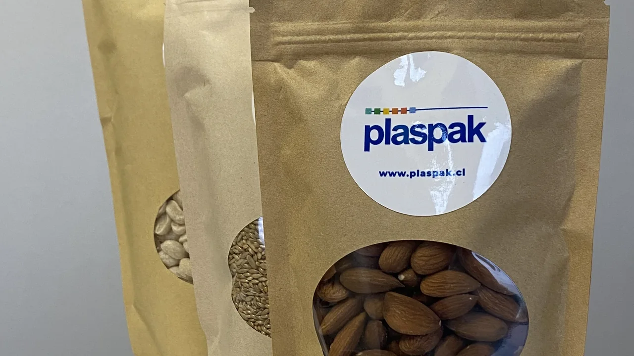 Embalagens doypack de papel kraft com janela, usadas apenas como ilustração de formatos para cosméticos