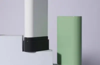 Embalagem oval em bastão para perfume sólido, apresentada fechada em verde e aberta em branco