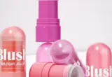 Tubos cosméticos em formato stick rosa para blush e balm