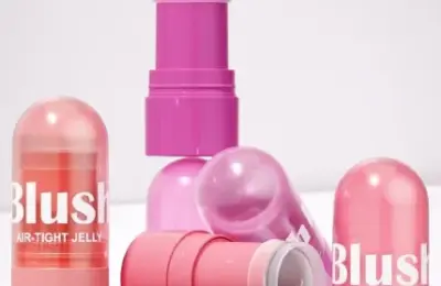 Tubos cosméticos em formato stick rosa para blush e balm