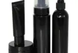 Bisnaga cosmética preta ao lado de frascos com válvula, imagem ilustrativa de opções de embalagem