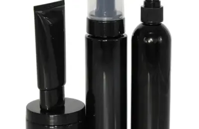 Bisnaga cosmética preta ao lado de frascos com válvula, imagem ilustrativa de opções de embalagem