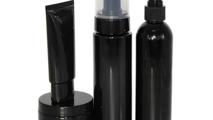 Três tipos de embalagem cosmética: bisnaga, frasco com válvula spray e frasco pump, em imagem ilustrativa.