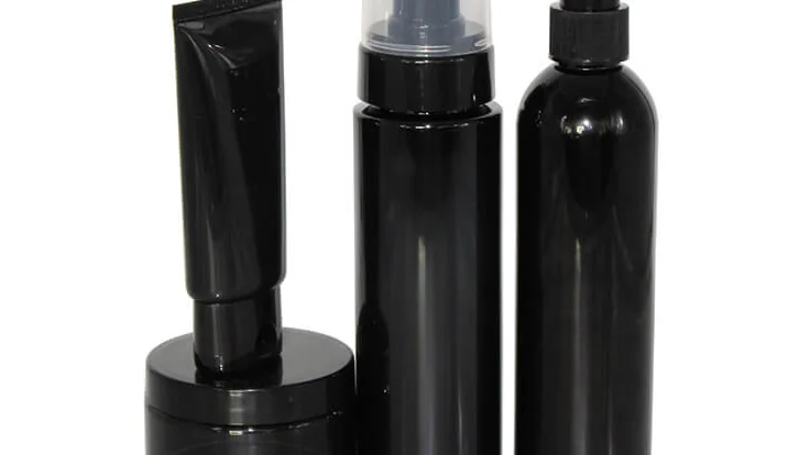 Embalagens cosméticas genéricas com frascos pump e bisnaga.