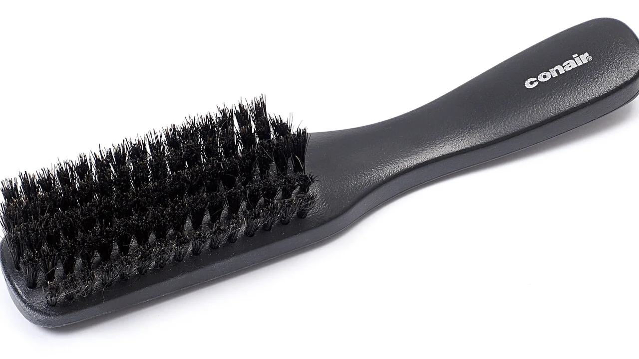 Escova de cabelo com cerdas para ilustrar a escolha do tipo de escova modeladora