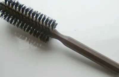 Escova redonda de cabelo para ilustrar como o diâmetro influencia a modelagem