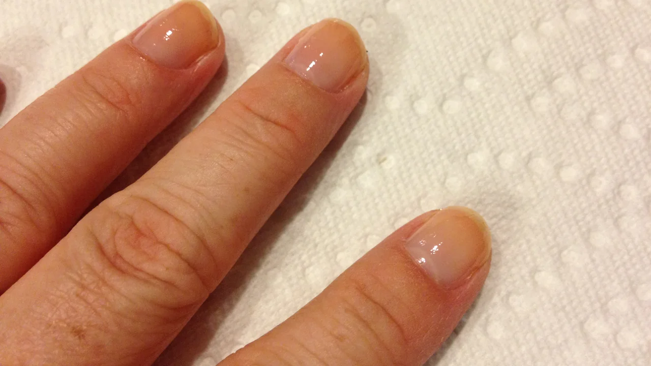 Unhas naturais com acabamento transparente, em imagem ilustrativa sobre esmaltes