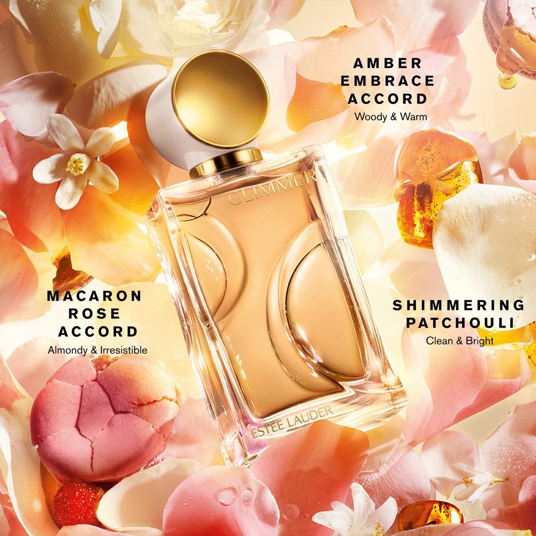 Imagem do frasco do Estée Lauder Glimmer cercado por flores e referências aos acordes da fragrância.