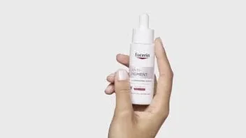 Mão segurando a loção corporal Eucerin UreaRepair, imagem ilustrativa de hidratante para pele seca