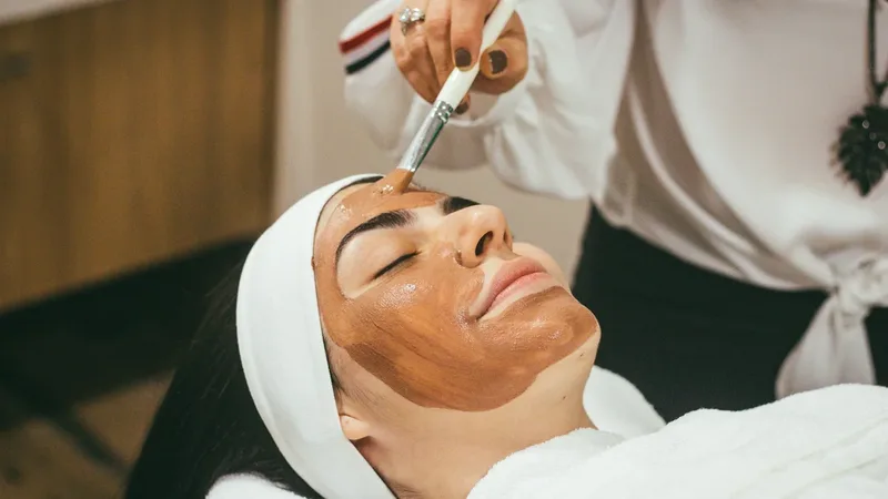 Pessoa em atendimento de cuidado facial, imagem ilustrativa