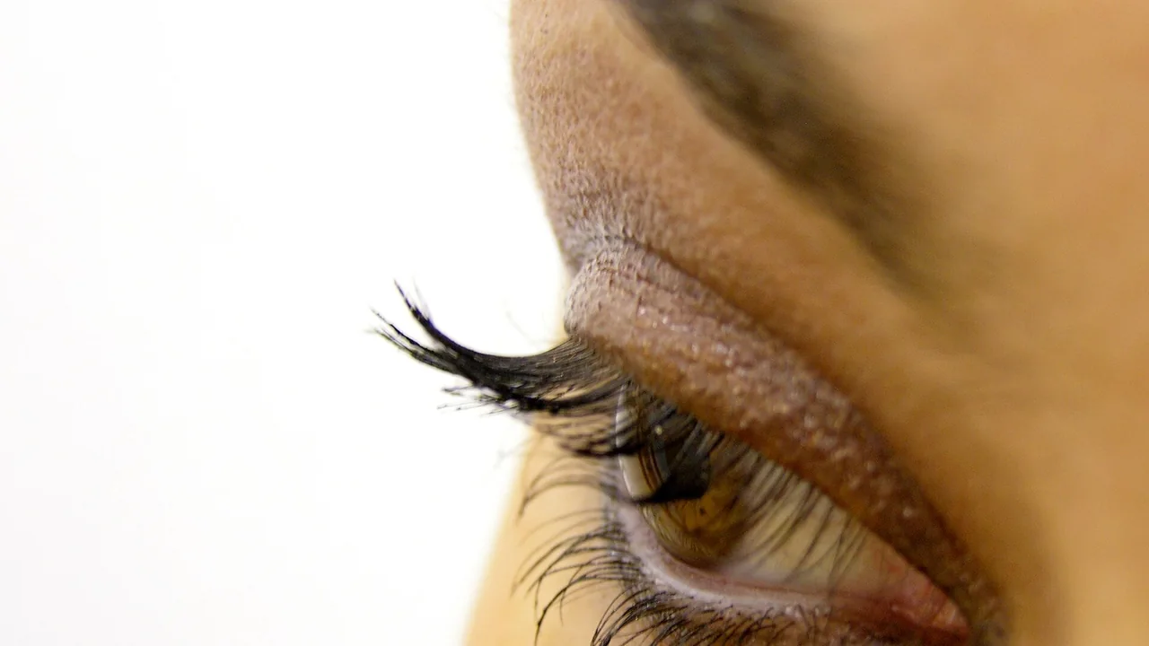Detalhe de maquiagem dos olhos com cílios destacados