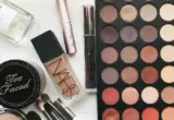 Delineador e produtos de maquiagem dos olhos organizados sobre uma superfície clara