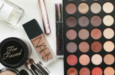 Delineador e produtos de maquiagem dos olhos organizados sobre uma superfície clara