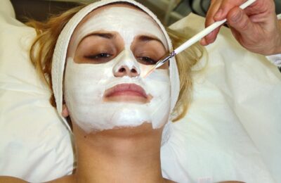 Aplicação de máscara facial branca com pincel sobre o rosto
