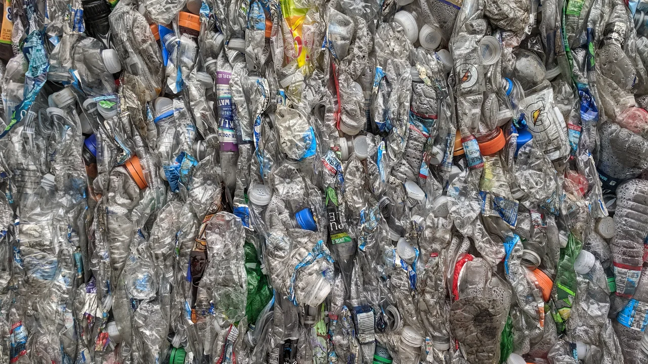 Fardos de plástico compactado na cadeia de reciclagem, imagem ilustrativa
