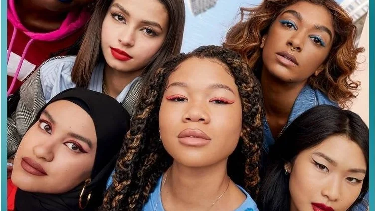 Imagem de campanha da base Maybelline Fit Me com modelos usando maquiagem
