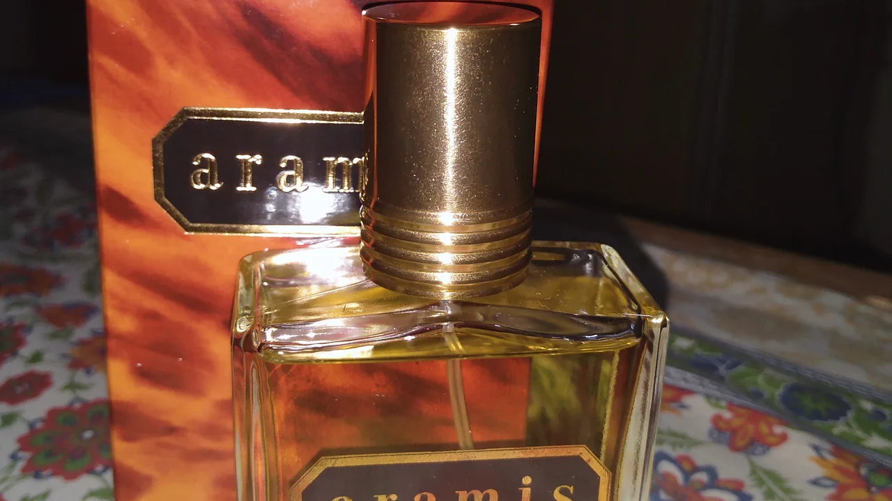 Frasco de colônia em composição ilustrativa para um artigo sobre perfumaria