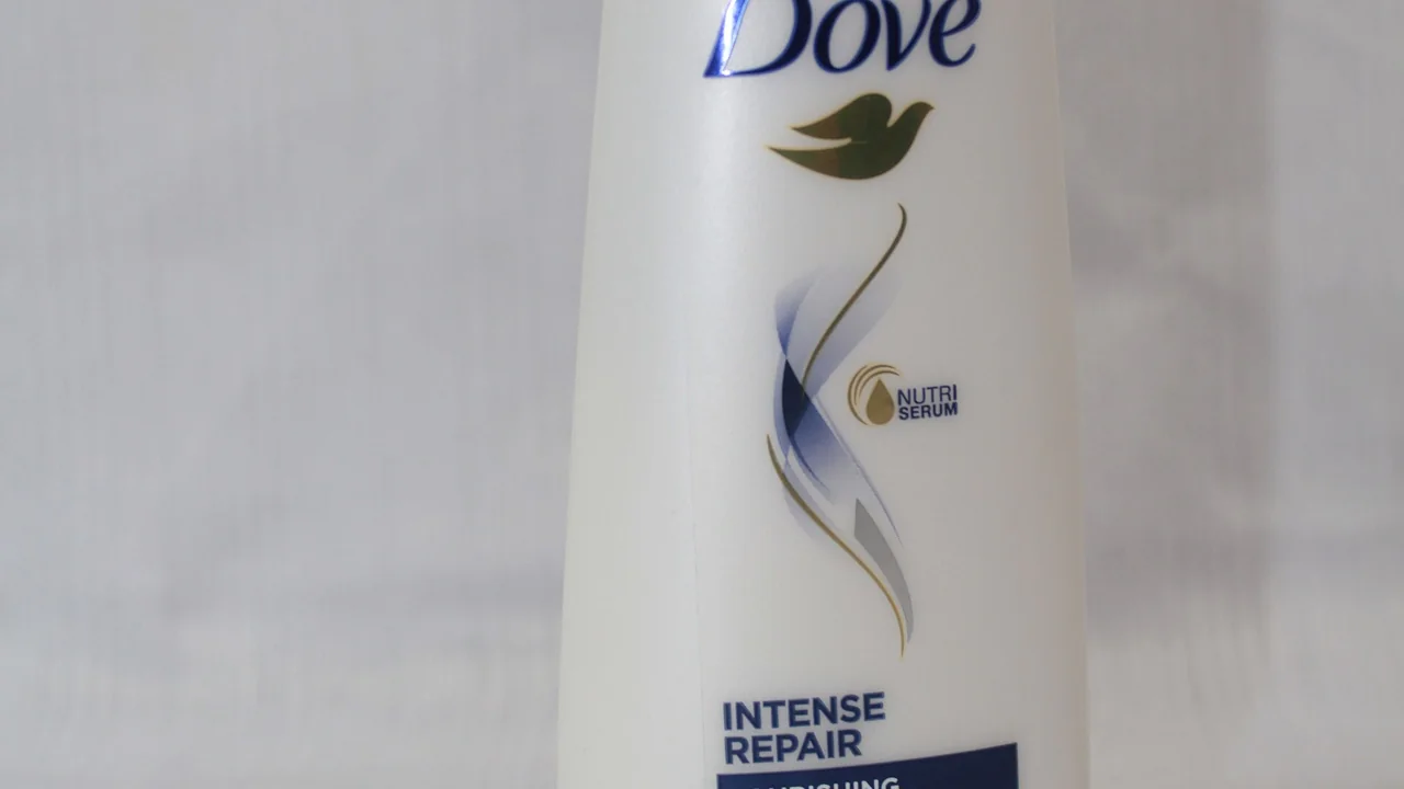 Frasco de shampoo ilustrativo; a imagem não representa o produto recomendado